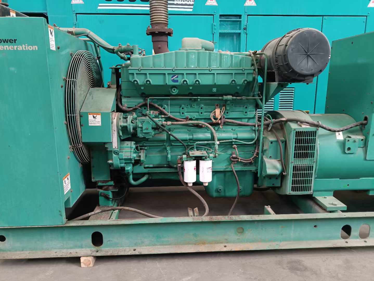 九台过载会对 600kW 柴油发电机组造成哪些损害？