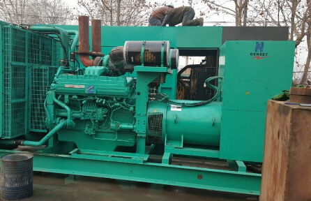 九台发电机组如何判断水冷式机油散热器内部是否需要清洗？